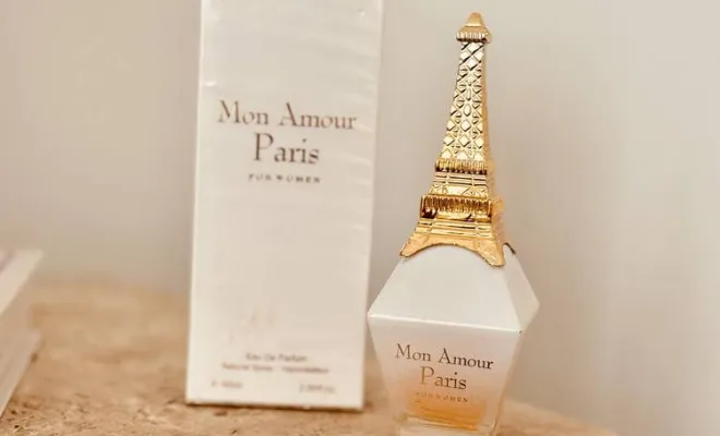 Pyramide olfactive: note de tête: bergamote, pamplemousse, fraise, violette note de coeur: jasmin, sambac, rose, violette, néroli, iris note de fond: santal, patchouli, musc, tonka, cèdre blanc
